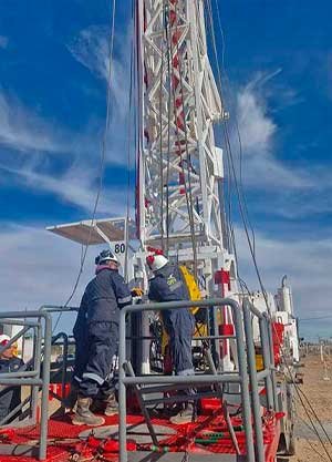 flush-by-pulling-liviano Plantas de tratamiento y bombeo Flowback de Green Oil Services operando en un yacimiento petrolero, con técnicos supervisando el proceso de gestión de fluidos.