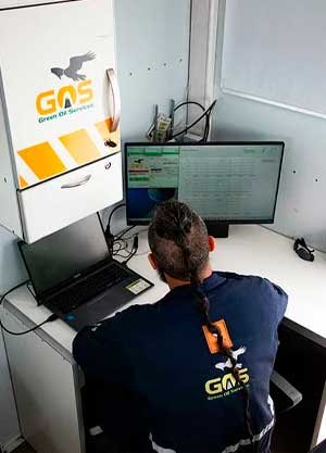 outsourcing-de-campo Unidad móvil de Green Oil Services en un yacimiento petrolero, parte del servicio de rental de equipos y periféricos para operaciones en la industria Oil & Gas.