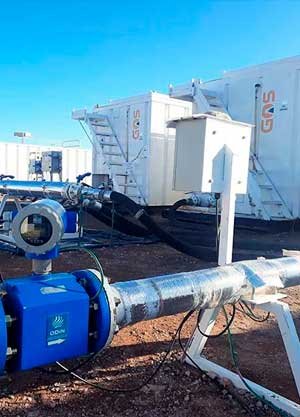 plantas-de-tratamiento-y-bombeo-flowback Unidad móvil de Green Oil Services en un yacimiento petrolero, parte del servicio de rental de equipos y periféricos para operaciones en la industria Oil & Gas.