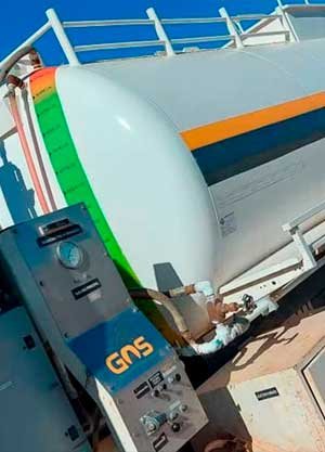 pruebas-de-hermeticidad-hidraulicas-homologadas Camión cisterna de Green Oil Services transportando fluidos esenciales para la industria Oil & Gas, acompañado por vehículo de supervisión en un yacimiento petrolero.
