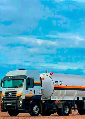 transporte-de-fluidos-y-cargas-liquidas-y-solidas-4 Unidad móvil de Green Oil Services en un yacimiento petrolero, parte del servicio de rental de equipos y periféricos para operaciones en la industria Oil & Gas.